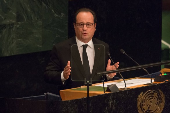 Quand François Hollande arrive en retard au théâtre, tout le monde l’attend !