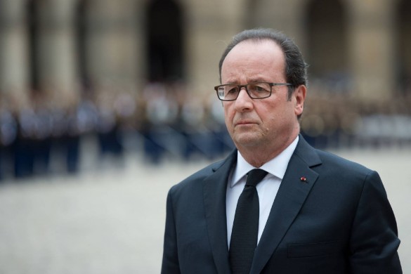 Quand François Hollande arrive en retard au théâtre, tout le monde l’attend !