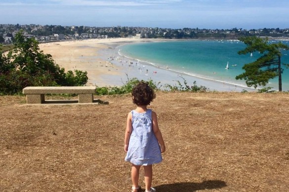 Faustine Bollaert dévoile une photo de sa fille Abbie à la plage (photo)