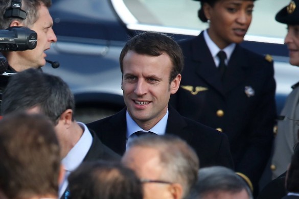 Pour François Hollande, Emmanuel Macron « endosse le costume du traître »…