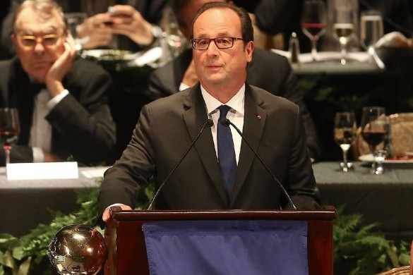 François Hollande raillé sur Twitter après son échange avec Rihanna ! 