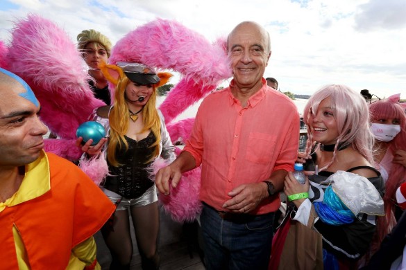 La photo WTF du coquinou Alain Juppé à côté d’une jeune blonde !