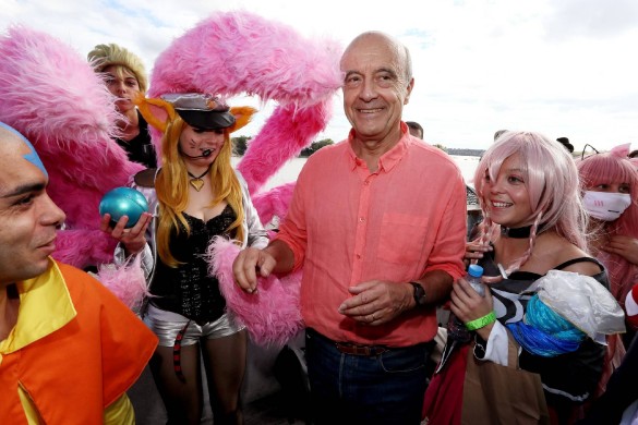 La photo WTF du coquinou Alain Juppé à côté d’une jeune blonde !