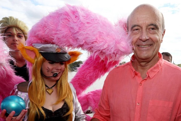 La photo WTF du coquinou Alain Juppé à côté d’une jeune blonde !