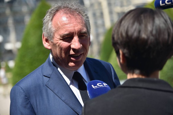 « Hollande est mort, Sarkozy haï.. » : François Bayrou sort de son silence et se paye toute la classe politique !