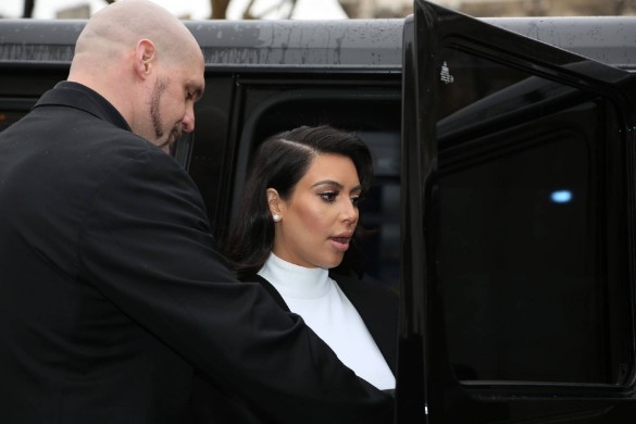 Agression de Kim Kardashian : de l’ADN a été retrouvé sur le bijou perdu par les voleurs dans leur fuite