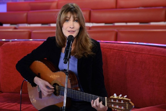 Carla Bruni rend hommage à Bob Dylan, le prix Nobel de littérature 2016 (Vidéo)