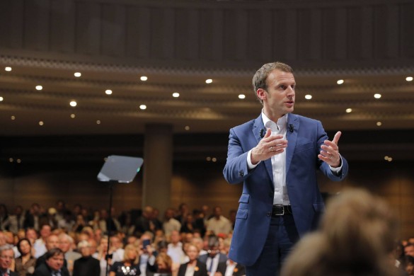 Emmanuel Macron tacle les grands partis politiques français