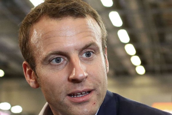 Emmanuel Macron tacle les grands partis politiques français