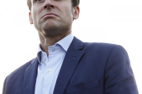 Démission d’Emmanuel Macron : comment a vraiment réagi François Hollande ?