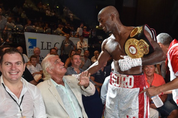 Jean-Paul Belmondo se rend à un gala de boxe et est plutôt bien entouré…