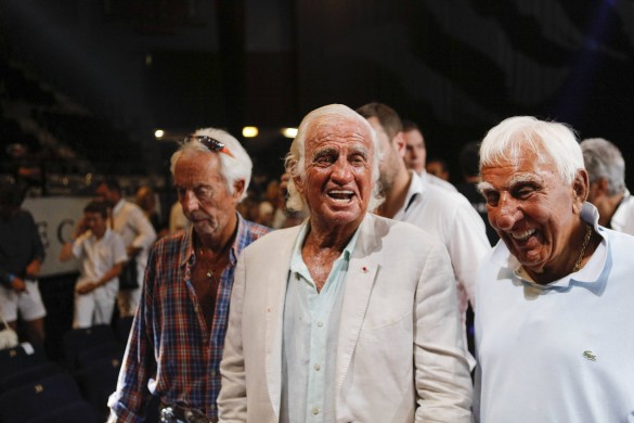 Jean-Paul Belmondo se rend à un gala de boxe et est plutôt bien entouré…