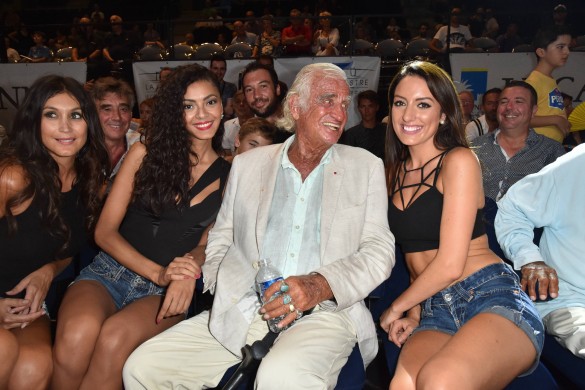 Jean-Paul Belmondo se rend à un gala de boxe et est plutôt bien entouré…