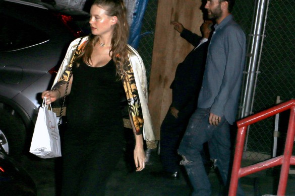 Adam Levine et Behati Prinsloo dévoilent la première photo et le prénom de leur enfant !