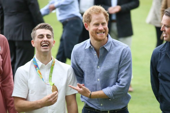 Découvrez la blague très drôle du prince Harry à un médaillé olympique anglais arrivé en retard !