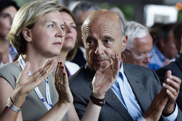 Alain Juppé et François Fillon s’écharpent… mais leurs bras droits sont en couple !