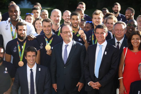 La séance selfies des athlètes français avec François Hollande à leur retour des J.O. de Rio !