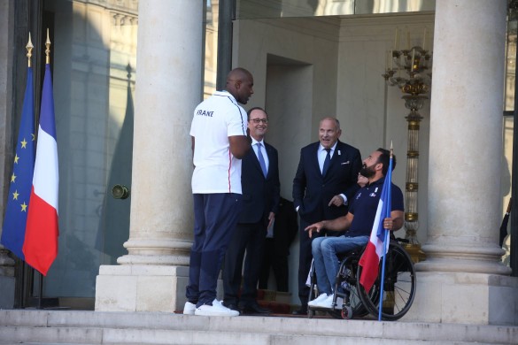 La séance selfies des athlètes français avec François Hollande à leur retour des J.O. de Rio !