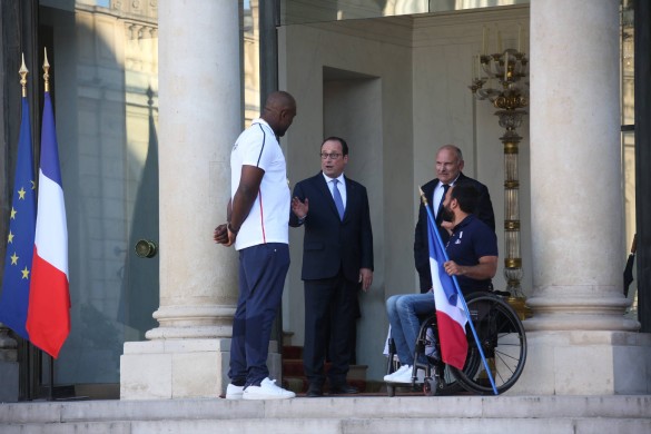 La séance selfies des athlètes français avec François Hollande à leur retour des J.O. de Rio !