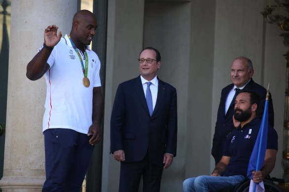 La séance selfies des athlètes français avec François Hollande à leur retour des J.O. de Rio !