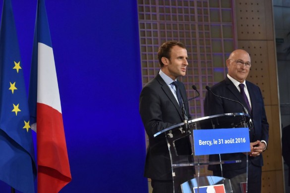 Il plaisante ? Après la Une de Match, Emmanuel Macron ose dire qu’il est gêné par les photos people et qu’il ne pose pas pour la presse !