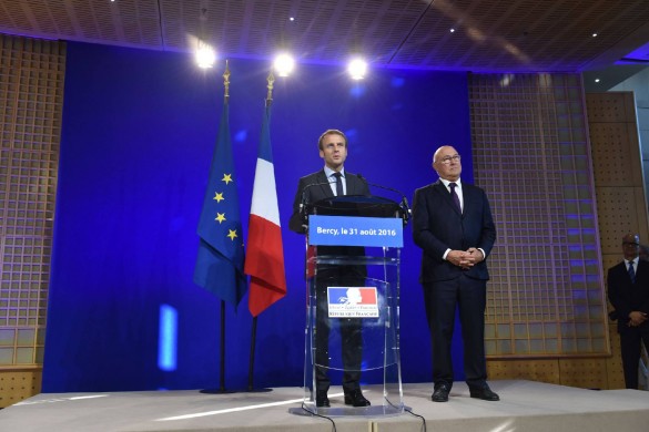 Il plaisante ? Après la Une de Match, Emmanuel Macron ose dire qu’il est gêné par les photos people et qu’il ne pose pas pour la presse !