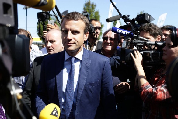 Il plaisante ? Après la Une de Match, Emmanuel Macron ose dire qu’il est gêné par les photos people et qu’il ne pose pas pour la presse !