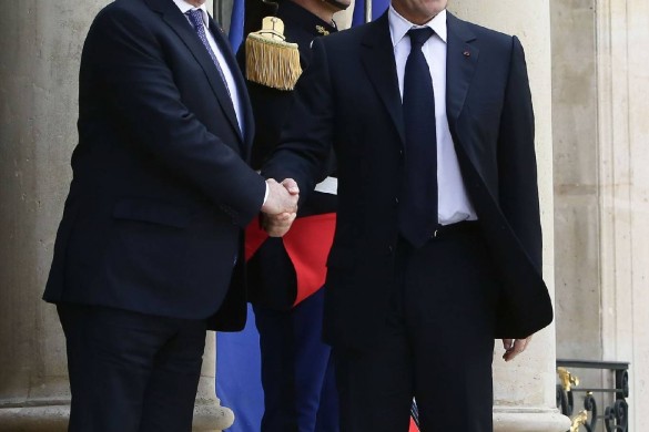 « La graisse dégouline sous sa chemise » : Nicolas Sarkozy dézingue encore François Hollande sur son poids