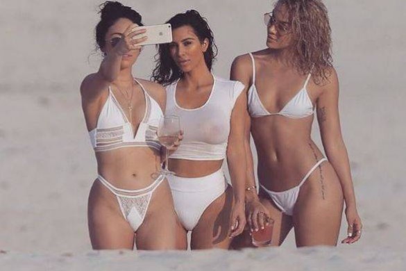 Kim Kardashian : son maillot de bain transparent affole la toile 