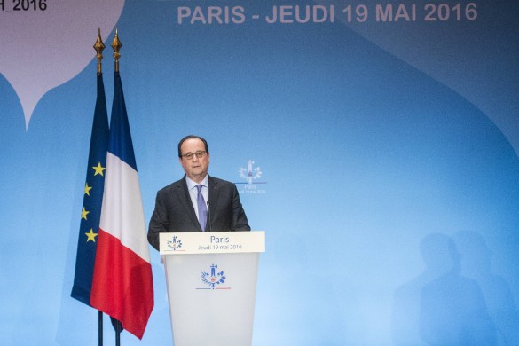 Pas de toit à Roland Garros ? La faute à François Hollande…