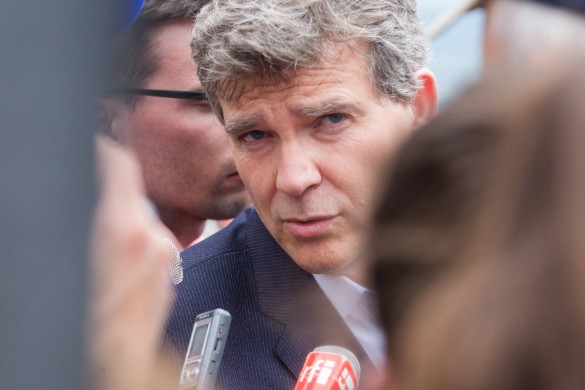 Boulette! Ce jour où Arnaud Montebourg confond un convoi pénitentiaire avec le corbillard de Michel Rocard !