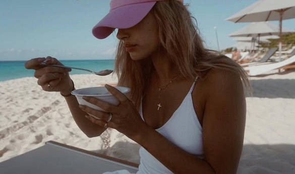 C’est chaud : Hailey Baldwin ultra sexy en maillot de bain ! (Photos)