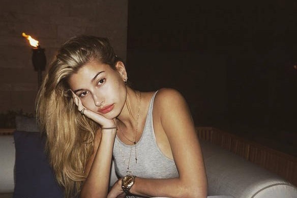 C’est chaud : Hailey Baldwin ultra sexy en maillot de bain ! (Photos)