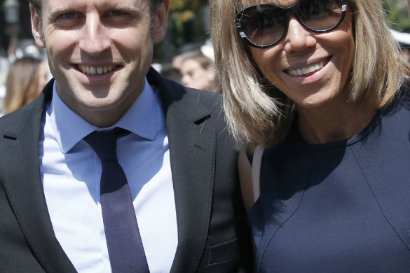 Emmanuel Macron à la plage avec un nudiste : « Il est venu faire le baisemain à Brigitte ! »