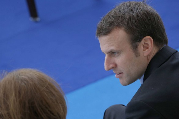 Emmanuel Macron à la plage avec un nudiste : « Il est venu faire le baisemain à Brigitte ! »