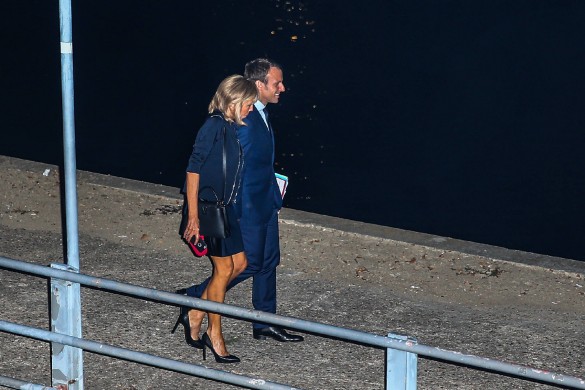 Emmanuel Macron à la plage avec un nudiste : « Il est venu faire le baisemain à Brigitte ! »