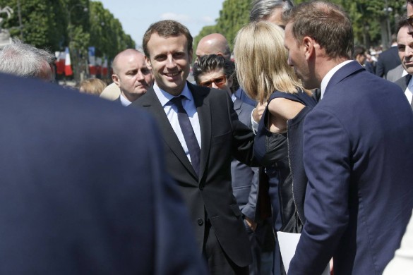 Emmanuel Macron à la plage avec un nudiste : « Il est venu faire le baisemain à Brigitte ! »