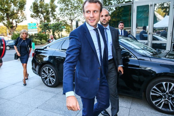 Emmanuel Macron à la plage avec un nudiste : « Il est venu faire le baisemain à Brigitte ! »