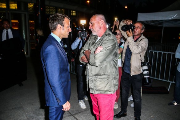 Emmanuel Macron à la plage avec un nudiste : « Il est venu faire le baisemain à Brigitte ! »