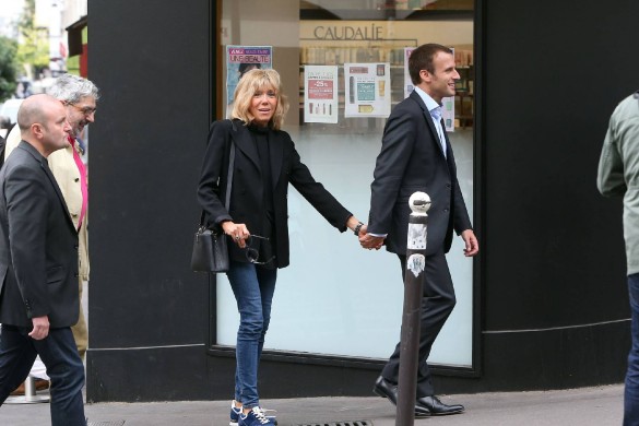 Emmanuel Macron et Brigitte déjeunent au restaurant à Montmartre… et sourient aux photographes