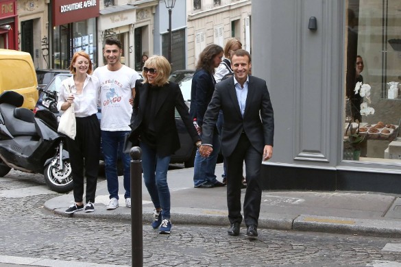 Emmanuel Macron et Brigitte déjeunent au restaurant à Montmartre… et sourient aux photographes