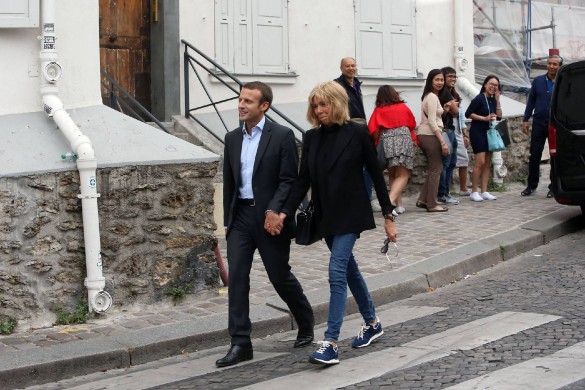 Emmanuel Macron et Brigitte déjeunent au restaurant à Montmartre… et sourient aux photographes