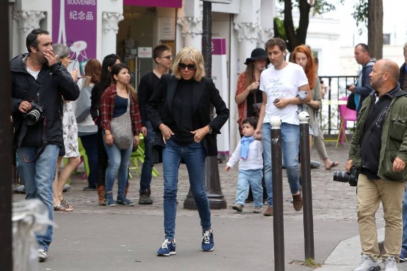 Emmanuel Macron et Brigitte déjeunent au restaurant à Montmartre… et sourient aux photographes