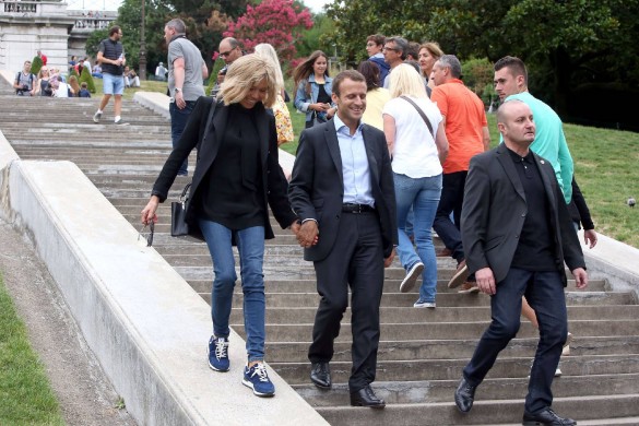 Emmanuel Macron et Brigitte déjeunent au restaurant à Montmartre… et sourient aux photographes