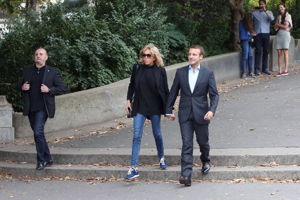 Emmanuel Macron et Brigitte déjeunent au restaurant à Montmartre… et sourient aux photographes