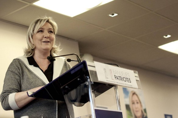 Marine Le Pen, tout sourire et verre de vin à la main, pose avec ses deux sœurs (Photo)