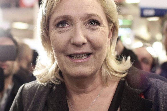 Marine Le Pen, tout sourire et verre de vin à la main, pose avec ses deux sœurs (Photo)