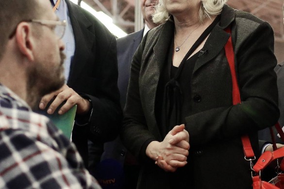 Marine Le Pen, tout sourire et verre de vin à la main, pose avec ses deux sœurs (Photo)