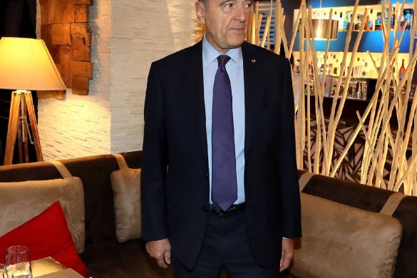 La confidence WTF d’Alain Juppé : « ma femme surveille l’heure à laquelle je dois aller au dodo » !