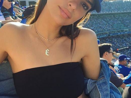 C’est chaud : Emily Ratajkowski dévoile son fessier (très) rebondi ! (Photos)